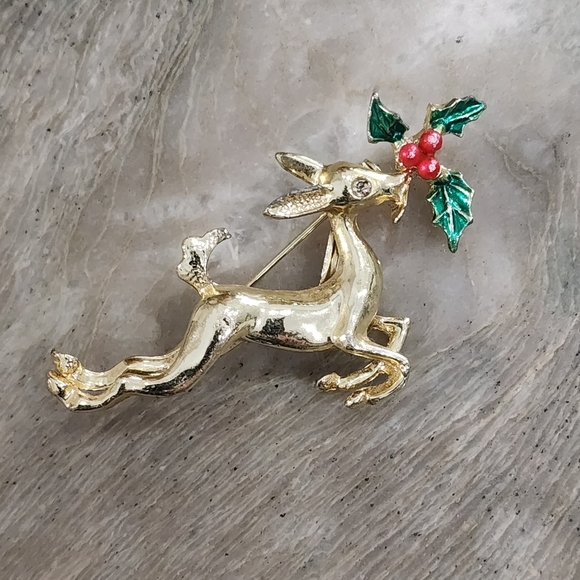 Reindeer mistletoe brooch - Picture 9 of 9